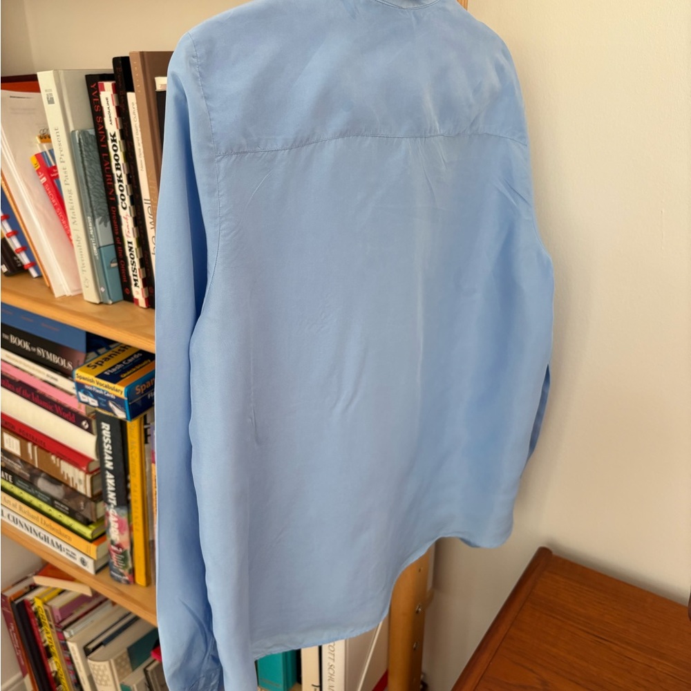 Massimo Dutti 100% silk shirt 
Size small
Never worn 
No tags inside - Picture 5 of 5